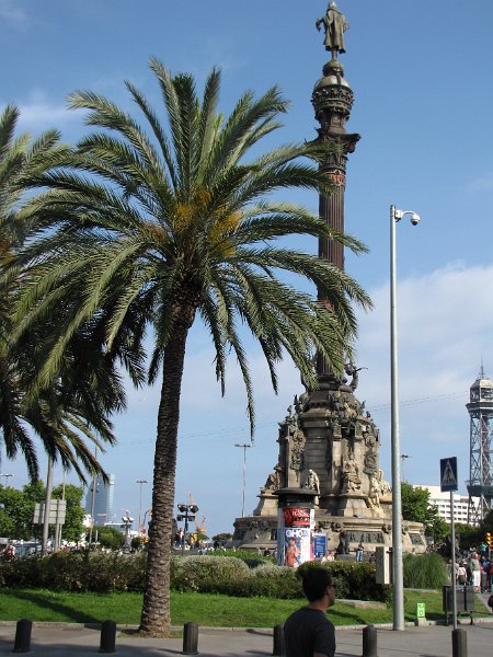 Mirador de Colom.jpg - Aan het einde van La Rambla staat de Mirador de Colón, het Columbus monument. Bovenop uiteraard een beeld van Columbus. Dit monument heeft een kleine lift in de zuil die je naar een uitzichtpunt brengt vlak onder het standbeeld.